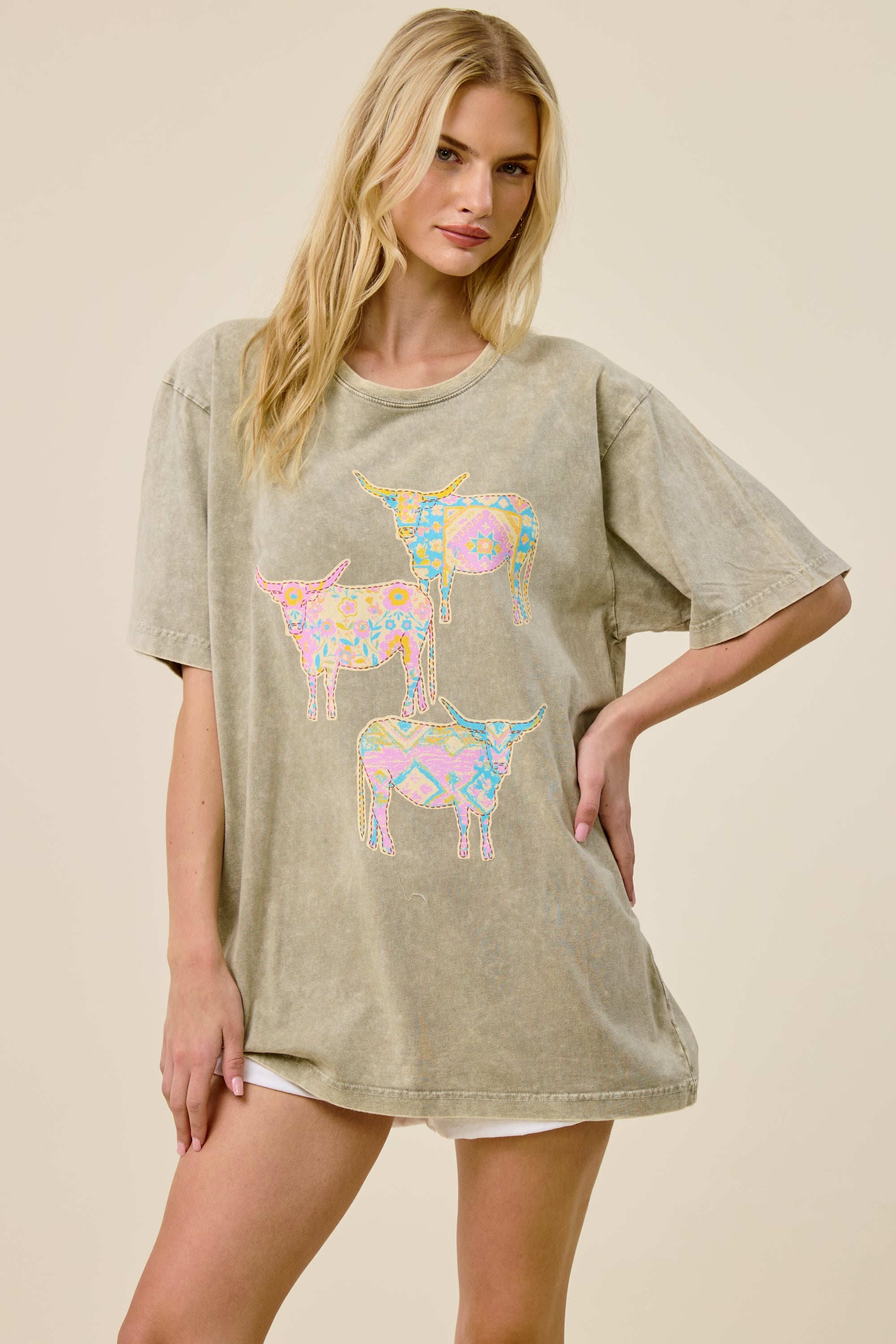 FORYERI Vintage Boho Western Graphic Oversized Tee for Women – Colorful Cow Print, Washed Sage, Relaxed Loose Fit T-Shirt