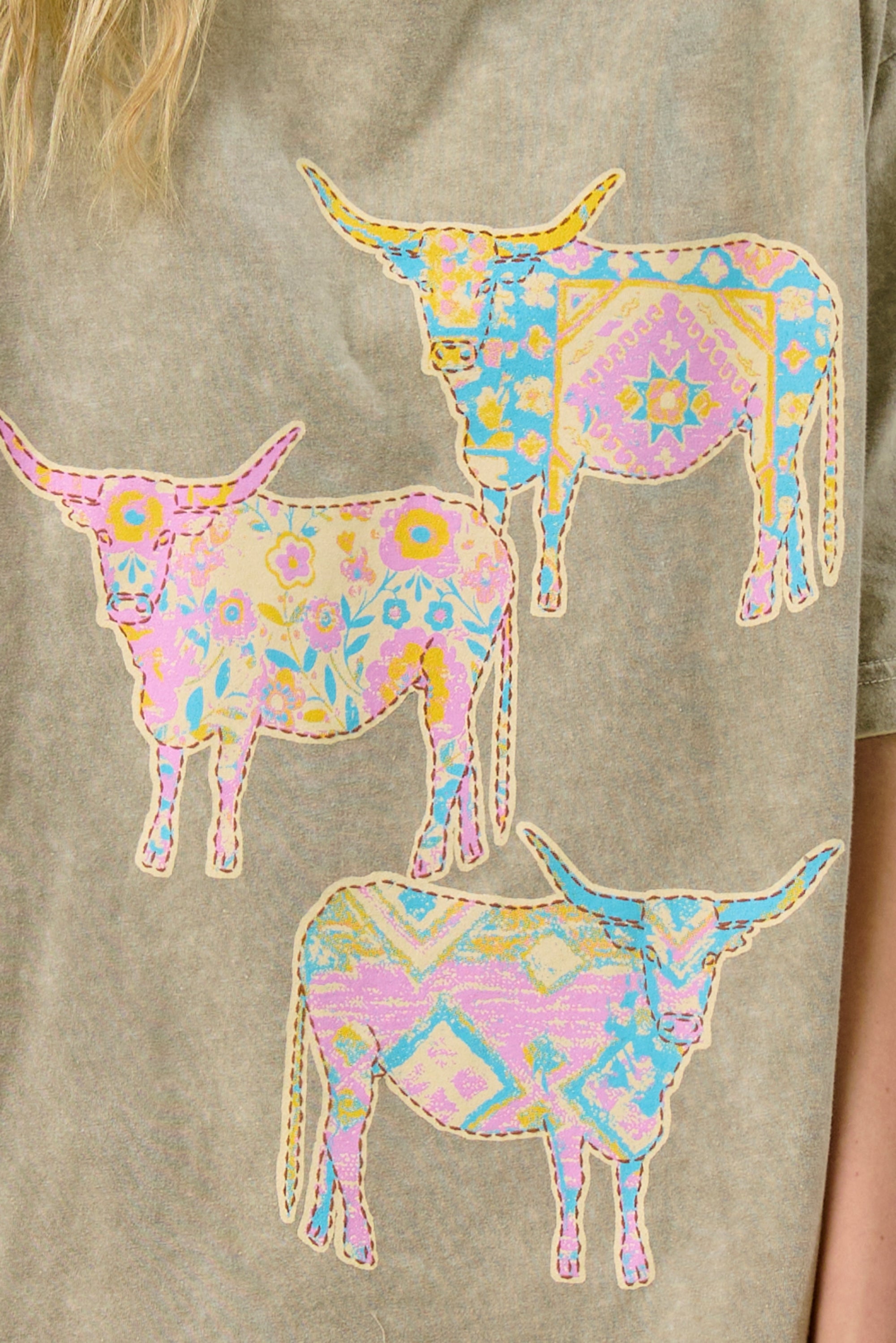 FORYERI Vintage Boho Western Graphic Oversized Tee for Women – Colorful Cow Print, Washed Sage, Relaxed Loose Fit T-Shirt